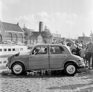 128807 Afbeelding van een weer op het land gebrachte auto op de Hogelanden W.Z. te Utrecht, nadat deze in de Vecht was ...